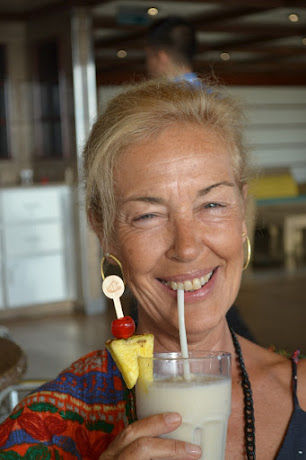 "Comienza el día con una sonrisa,verás lo divertido que es ir  desentonando con todo  el mundo" Q.